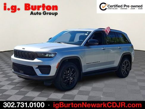 Used 2025 Jeep Grand Cherokee Altitude AWD/4WD image 3