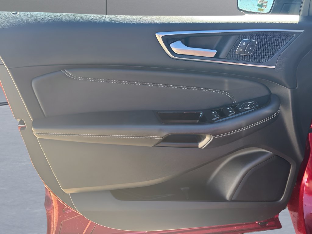 Used 2018 Ford Edge Titanium w/ Equipment Group 301A AWD/4WD image 9