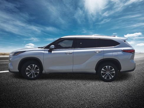 Used 2021 Toyota Highlander XLE FWD image 17