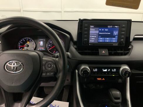 Used 2022 Toyota RAV4 XLE AWD/4WD image 18