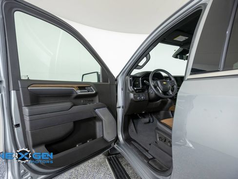 Used 2025 Chevrolet Silverado 1500 High Country w/ Technology Package AWD/4WD image 9