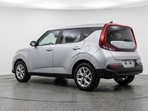 Used 2025 Kia Soul LX w/ LX Technology Package FWD image 6