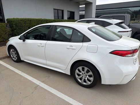 Used 2021 Toyota Corolla LE image 4