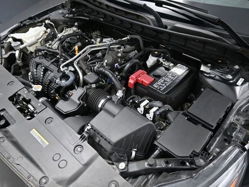 Used 2024 Nissan Altima 2.5 SV image 14