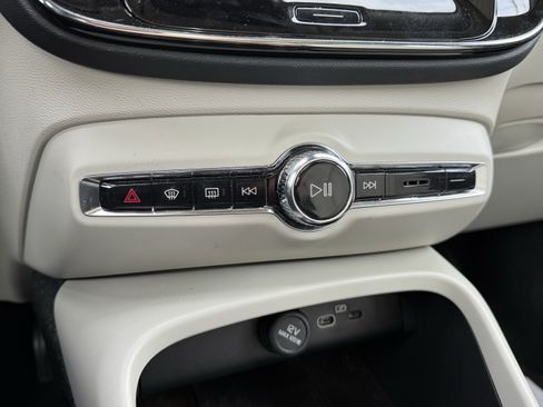 Used 2023 Volvo XC40 B5 Plus image 10