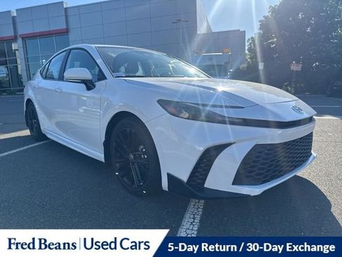 Used 2025 Toyota Camry SE FWD image 1