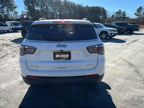 Used 2024 Jeep Compass Latitude image 9