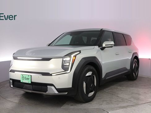 Used 2024 Kia EV9 Light Long Range RWD image 2