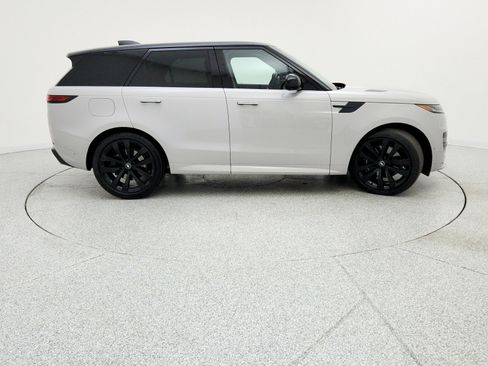 Used 2025 Land Rover Range Rover Sport Dynamic SE image 4