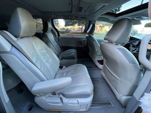 Used 2011 Toyota Sienna Limited image 13