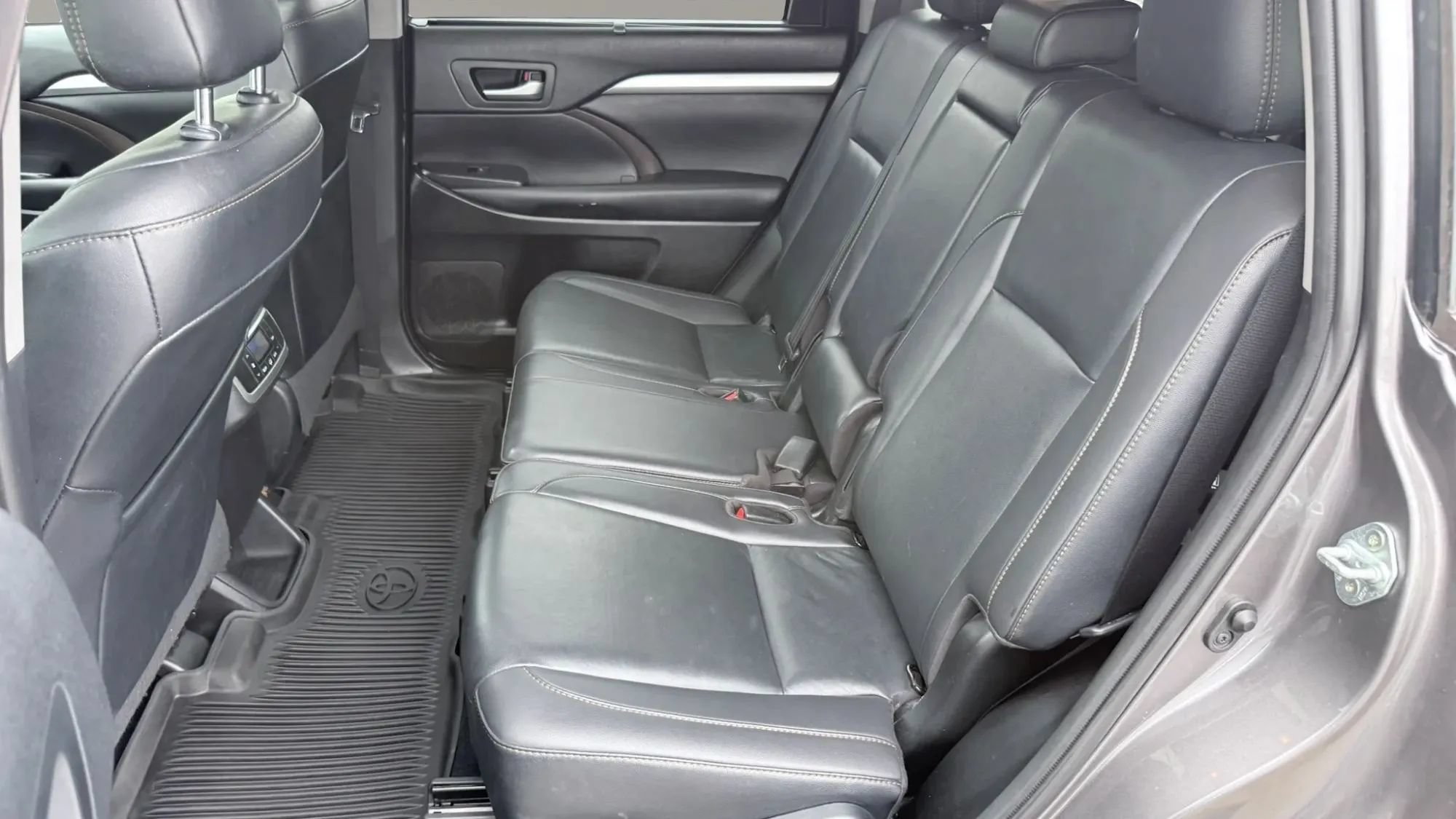 Used 2019 Toyota Highlander XLE AWD/4WD image 28