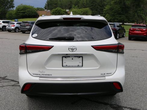 Used 2022 Toyota Highlander XLE AWD/4WD image 4