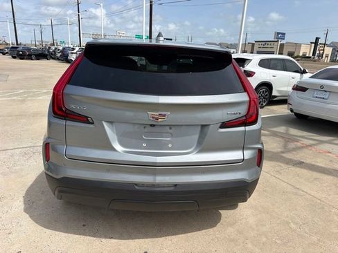 Used 2024 Cadillac XT4 Luxury w/ Cold Weather Package FWD image 8