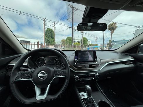 Used 2025 Nissan Altima 2.5 SV FWD image 34