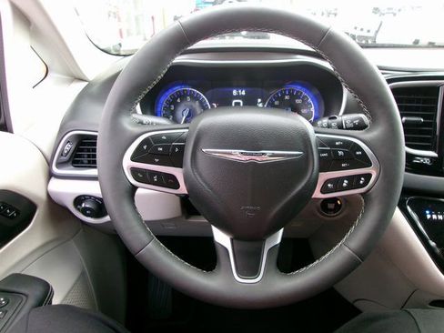 Used 2024 Chrysler Pacifica Touring-L image 9