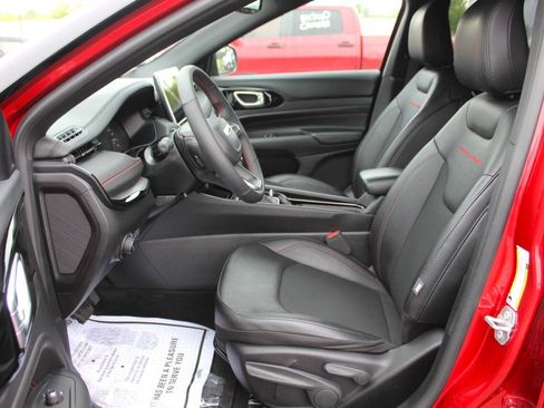 Used 2025 Jeep Compass Trailhawk AWD/4WD image 17