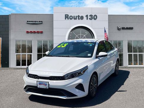 Used 2023 Kia Forte LXS w/ LXS Technology Package FWD image 2