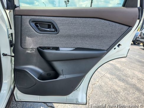 Used 2023 Nissan Rogue S AWD/4WD image 18