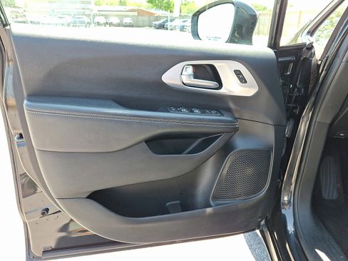 Used 2019 Chrysler Pacifica Limited FWD image 23
