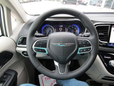 Used 2024 Chrysler Pacifica Touring-L FWD image 26