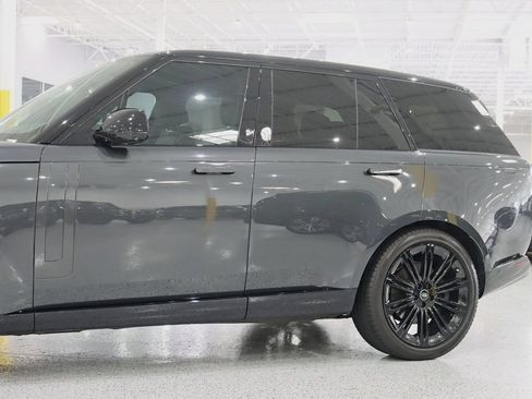 Used 2024 Land Rover Range Rover SE AWD/4WD image 3