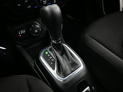 Used 2019 Jeep Renegade Latitude w/ Cold Weather Group image 22