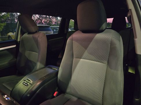 Used 2019 Toyota Highlander LE FWD image 24