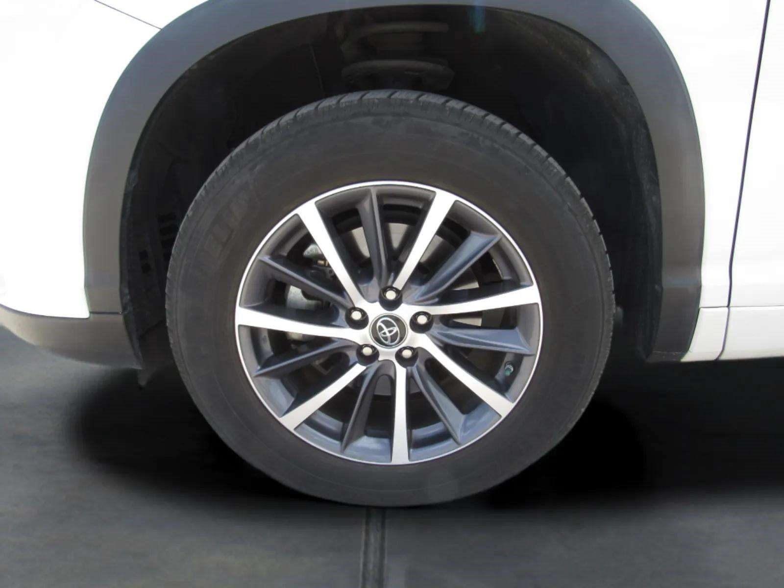 Used 2018 Toyota Highlander XLE w/ Carpet Mat Package (TMS) FWD image 5