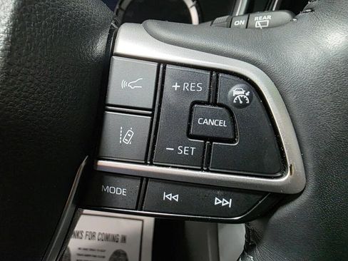 Used 2024 Toyota Highlander XLE AWD/4WD image 16