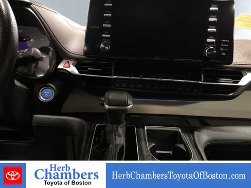 Used 2023 Toyota Sienna Platinum AWD/4WD image 17