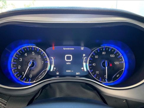 Used 2025 Chrysler Pacifica Limited FWD image 7