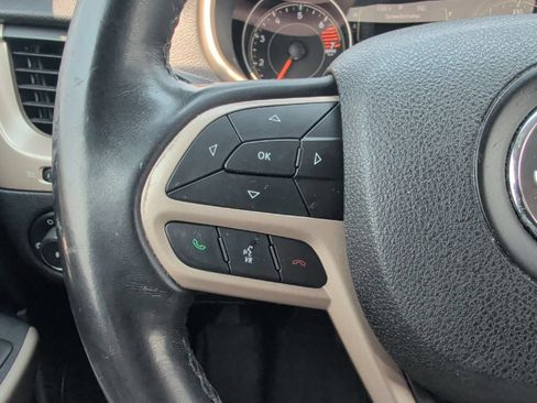 Used 2017 Jeep Cherokee Latitude w/ Comfort & Sound Group FWD image 17