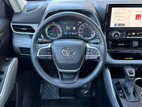 Used 2024 Toyota Highlander XLE AWD/4WD image 16