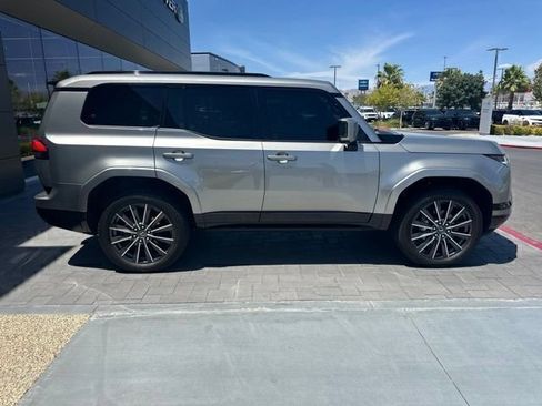 Used 2024 Lexus GX 550 w/ Cold Area Package AWD/4WD image 4
