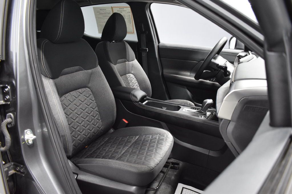 Used 2025 Nissan Kicks SV AWD/4WD image 14