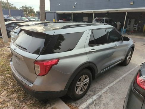 Used 2021 Ford Explorer XLT image 2