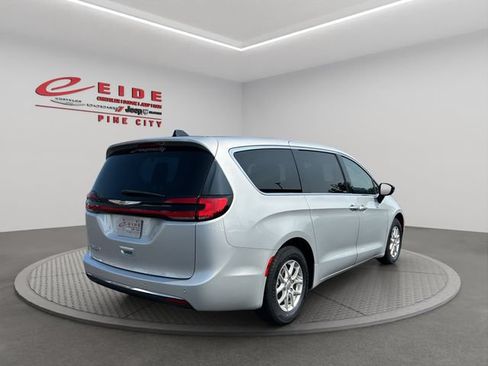Used 2024 Chrysler Pacifica Touring-L FWD image 10