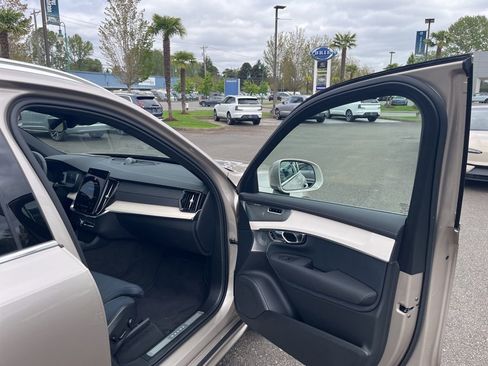 Certified 2025 Volvo XC90 T8 Ultra AWD/4WD image 19