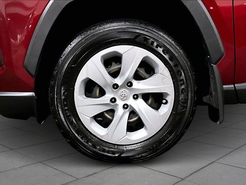 Used 2021 Toyota RAV4 LE image 11