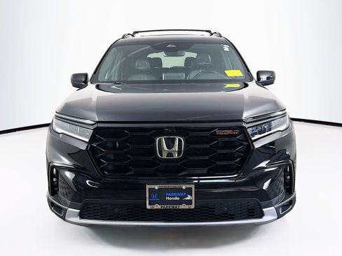 Used 2025 Honda Pilot TrailSport image 2