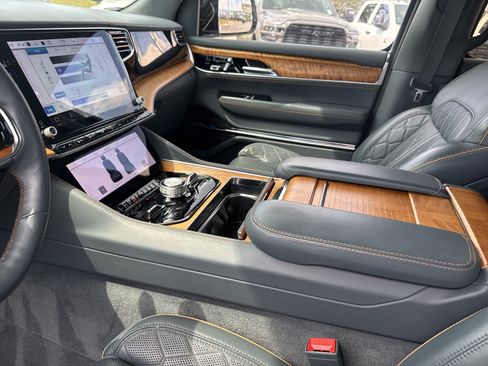 Used 2023 Jeep Grand Wagoneer Series III AWD/4WD image 29