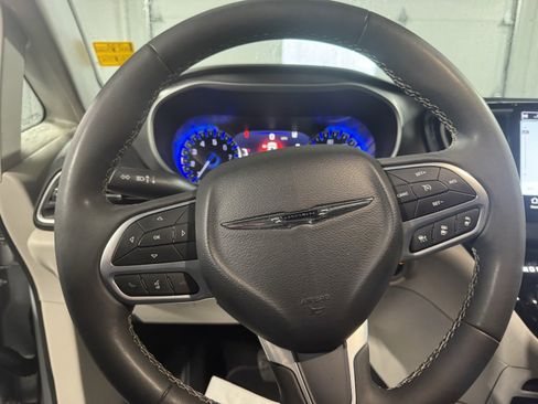 Used 2024 Chrysler Pacifica Touring-L image 26