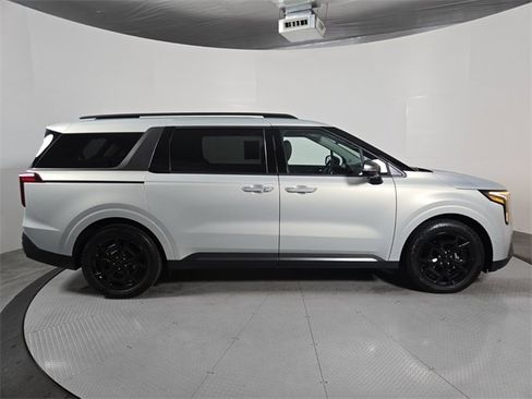 Used 2025 Kia Carnival SX Prestige image 3