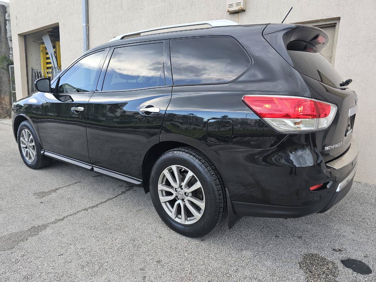 Used 2015 Nissan Pathfinder SV FWD image 7