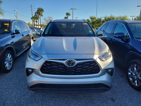 Used 2022 Toyota Highlander XLE image 2