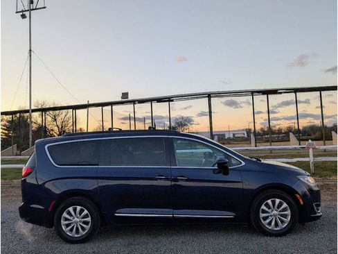 Used 2017 Chrysler Pacifica Touring-L image 8