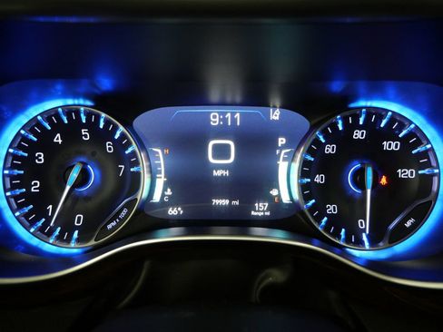 Used 2023 Chrysler Pacifica Limited FWD image 16