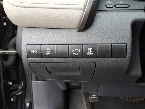 Used 2019 Toyota Camry L image 13