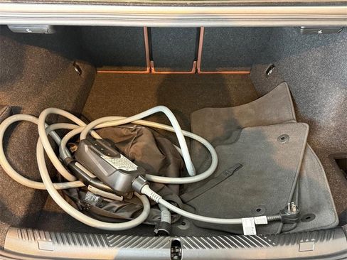 Used 2025 BMW 550e xDrive w/ Premium Package image 5