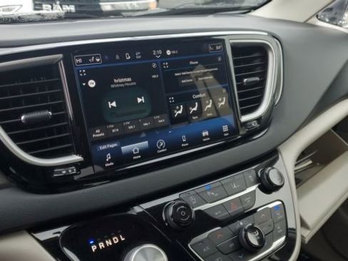 Certified 2024 Chrysler Pacifica Touring-L image 12